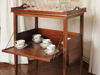 Vente aux enchères Table à thé 1900 en acajou, fileté de laiton