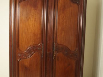 Vente aux enchères Grande armoire bordelaise Louis XV en acajou de Cuba mouluré et sculpt