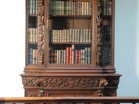 Vente aux enchères Paire de bibliothèques de style Henri II en chêne mouluré et sculpté à