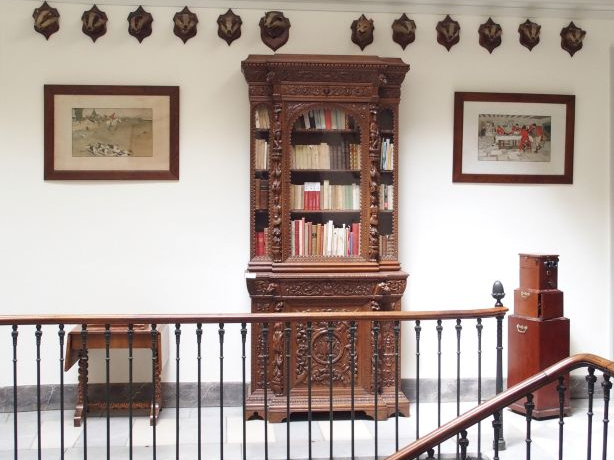 Paire de bibliothèques de style Henri II en chêne mouluré et sculpté à