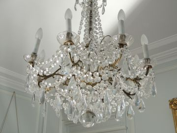 Lustre à pampilles de style Louis XV en bronze et cristal, éclairant à