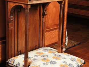 Vente aux enchères Prie-Dieu 1900 de style Louis XVI en noyer à décor de noeud de ruban, 