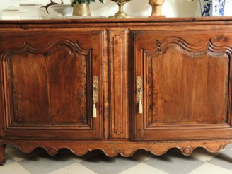 Vente aux enchères Grande enfilade Louis XV en bois naturel, ouvrant à deux portes moulur