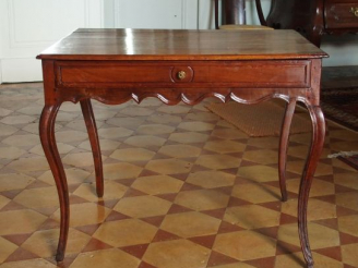 Vente aux enchères Table à écrire Louis XV en merisier, ouvrant à un tiroir en  ceinture,