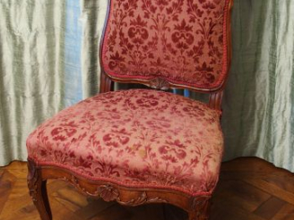 Vente aux enchères Chaise de salle à manger en noyer mouluré et sculpté à décor de feuill