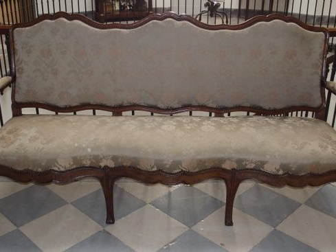 Grand canapé Louis XV en noyer mouluré, dix pieds galbés, dossier mouv