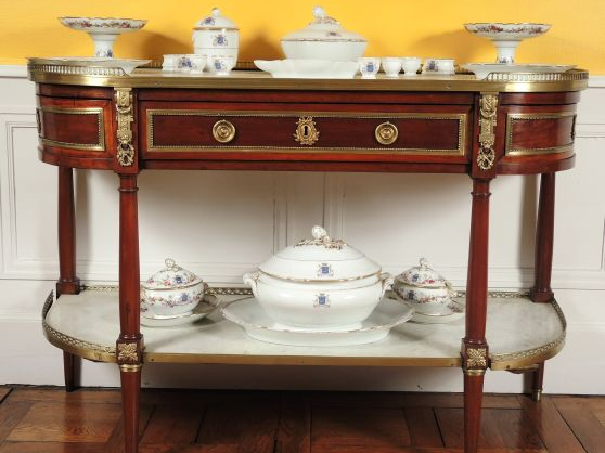 Console Louis XVI en acajou et placage d'acajou, ouvrant à trois tiroi