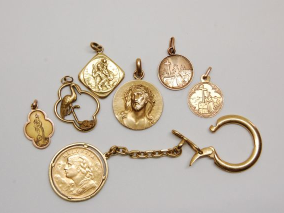 Lot d'or composé de médailles religieuses, breloque, et d'un porte clé