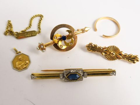 Lot en or comprenant médailles, broches, gourmettes. Poids tel : 15,2 