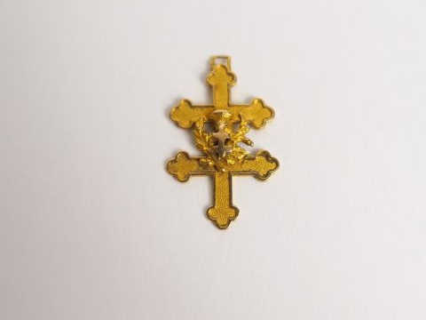 Petite croix en or jaune. Poids : 1,2 g