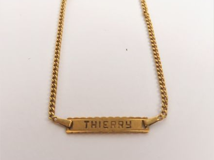 Petite gourmette en or jaune, la plaque marquée Thierry. Poids : 2,4 g