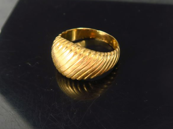 	Bague dôme en or, à décor de godrons . Poids : 5.8 g