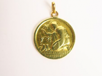 Vente aux enchères Médaille en or ‘Saint François d’Assise’. Poids : 3.6 g