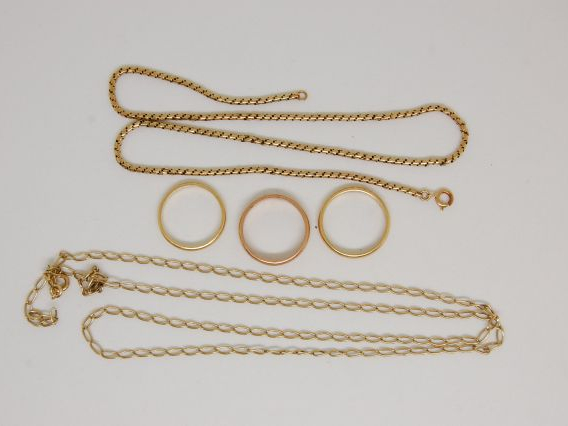 Lot d'or composé de 3 alliances et deux chaines. Poids : 26,28 g