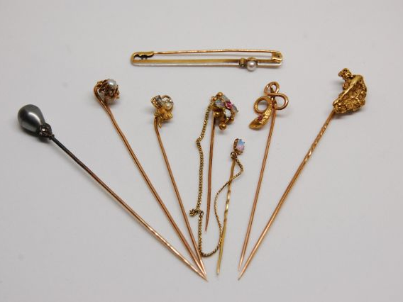 Ensemble de 6 épingles de cravate et une broche en or, ornées de perle