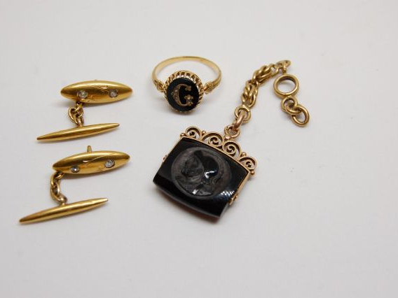 Bague en or, ornée d'une pierre monogrammée et rehaussée de roses, une