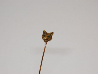 Vente aux enchères Epingle de cravate en or 14 carats, figurant une tête de renard, les y