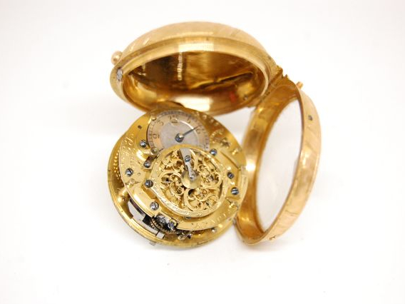 Montre de gousset XVIIIe en or, décor guillauché. Le mécanisme signé J