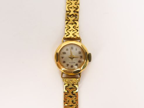 Montre de dame, bracelet et boitier en or. Poids tel : 20,6 g