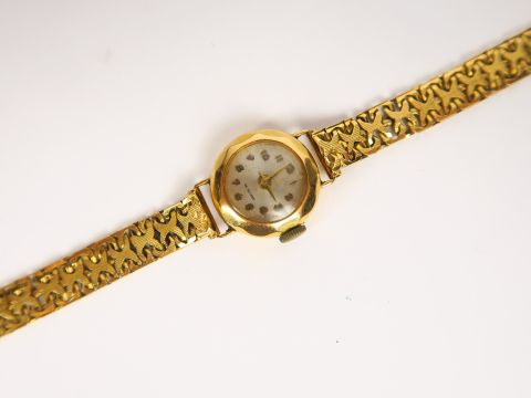 Montre de dame, bracelet et boitier en or. Poids tel : 20,6 g