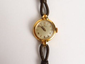 Vente aux enchères OMEGA. Montre bracelet de dame, cadran en or (à charge, voir à l'intér