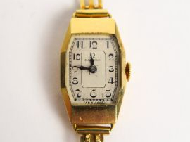 Vente aux enchères OMEGA. Montre de dame en or. Poids tel : 13,4 g