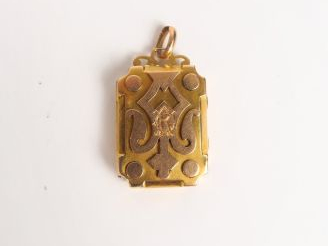 Vente aux enchères Pendentif Napoléon III en or, à décor stylisé, monogrammé. Poids avec 
