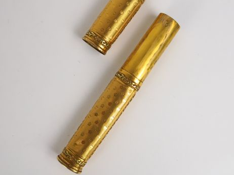 Etui à cire de style Louis XVI en or, à décor guilloché, et de feuilla