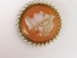 Broche camée sur agate 'Portrait de jeune femme à l'antique', entourag
