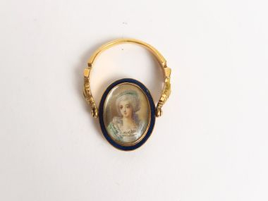 Bague Louis XVI en or, médaillon émaillé tournant, orné de deux miniat