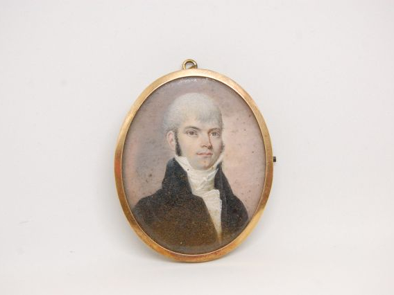 Médaillon Empire 'Portrait d'homme au jabot'. Dimensions avec l'encadr