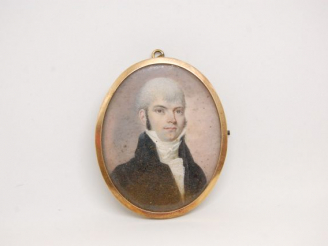 Vente aux enchères Médaillon Empire 'Portrait d'homme au jabot'. Dimensions avec l'encadr