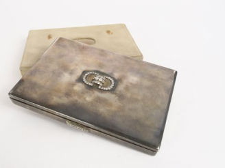 Vente aux enchères Poudrier en argent uniplat orné d’un entrelacs serti de brillants, l’i