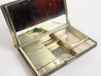 Poudrier en argent uniplat orné d’un entrelacs serti de brillants, l’i