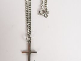 Vente aux enchères Chaine et croix en argent. Poids : 8.9 g