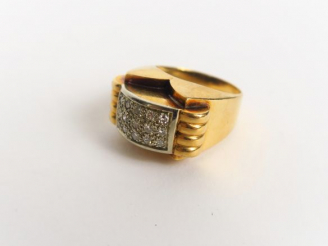 Vente aux enchères Bague tank en or sertie de brillants. Poids tel : 11,1 g