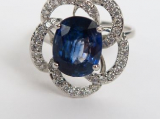 Vente aux enchères Bague en or gris, ornée d'un saphir, entourage de brillants. Poids tel