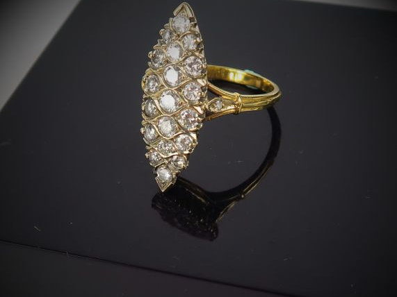 Bague navette en or jaune sertie de brillants. Poids : 7,6 g