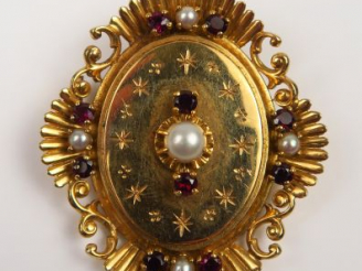 Vente aux enchères Pendentif broche en or de type médaillon ornée de petites perles, étoi