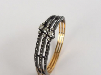 Vente aux enchères Bracelet jonc en or à trois joncs reliés entre eux par des diamants en