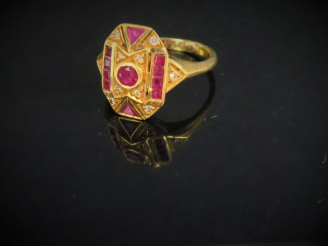 Vente aux enchères 	Bague de style Art Déco, rubis et petits diamants. Monture en or. Poi