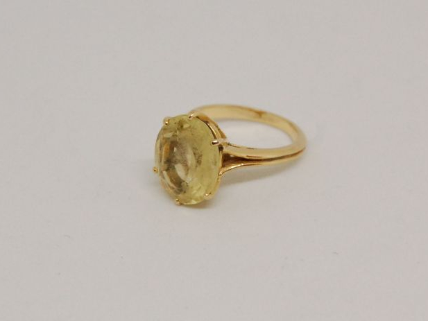 Bague en or, ornée d'une citrine de forme ovale. Poids tel : 6,2 g