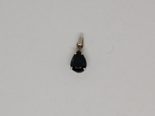 Pendentif en or blanc soutenant un saphir taillé en goutte. Poids tel 