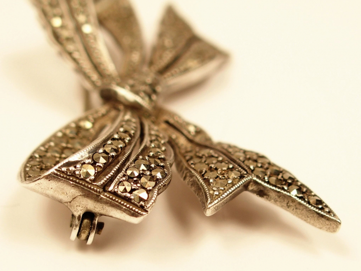 Broche en argent en forme de nœud, ornée de strass. Poids tel : 12,50 