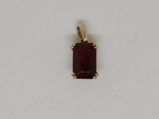 Vente aux enchères Pendentif en or orné d'un rubis. Poids tel : 2,3 g
