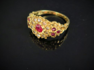 Vente aux enchères 	Bague en or, sertie de rubis et petits diamants. Poids tel : 6 g