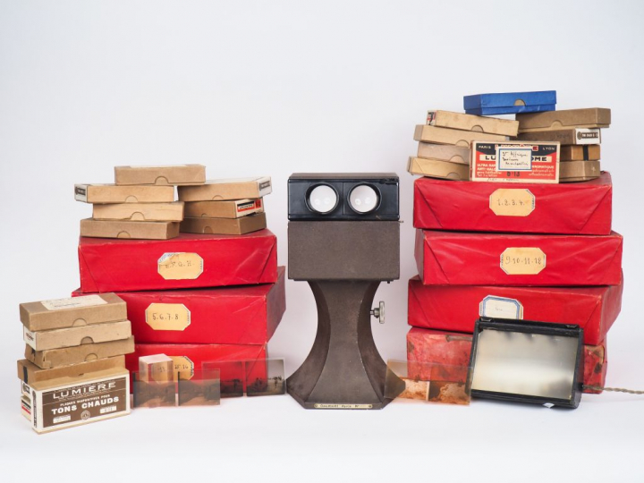 Visonneuse moderne avec lot important de plaques photographiques. (Sui