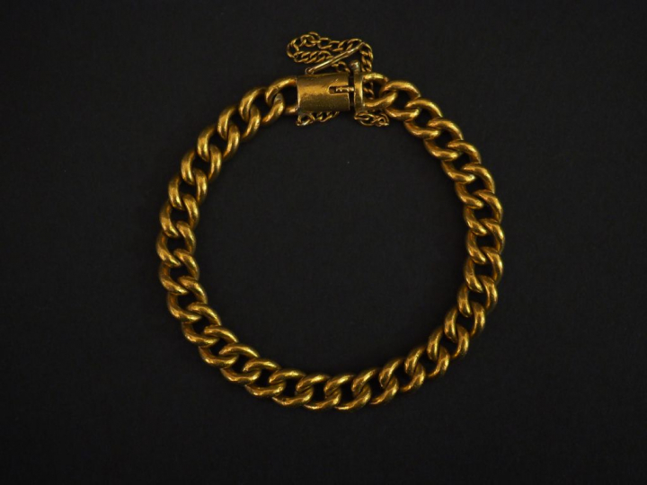 Bracelet gourmette en or.  Poids : 51 g   