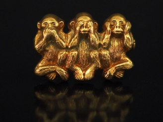 Vente aux enchères Broche en or "les trois singes". Poids : 11,37 g   