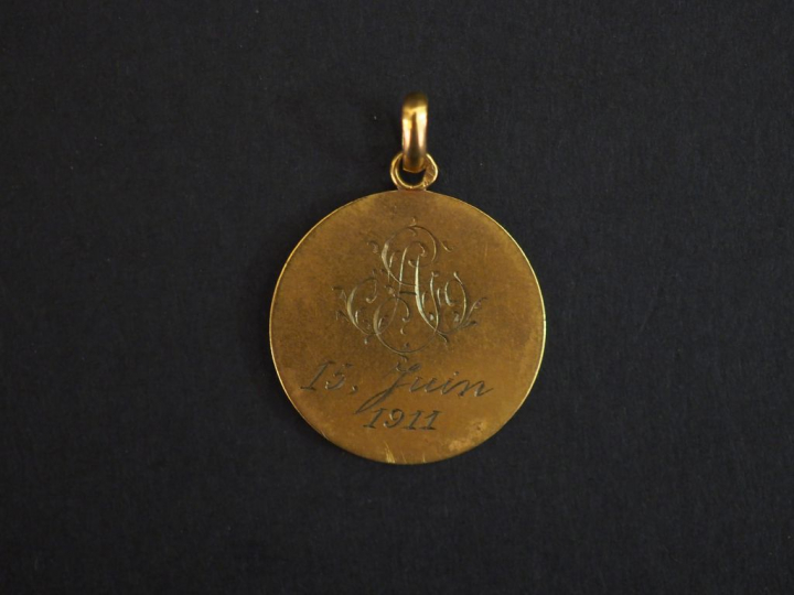 Médaille de baptême en or.  Poids : 2,57 g   